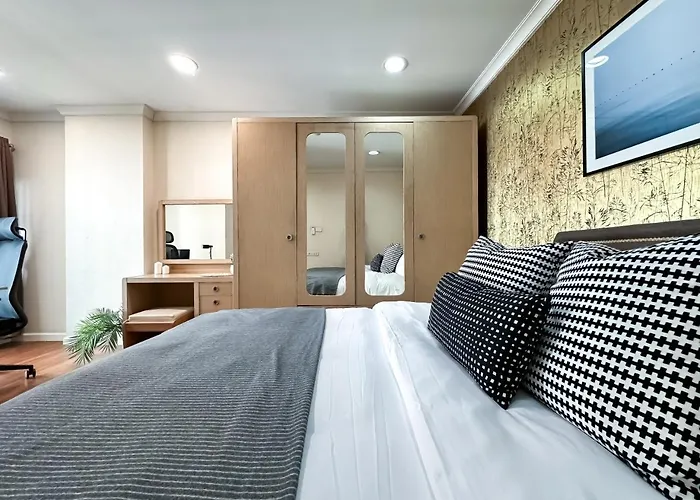 Upscale Expansive 2br - Ultra Fast Wifi - Phrom Phong