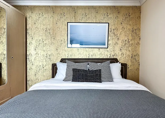 Upscale Expansive 2br - Ultra Fast Wifi - Phrom Phong